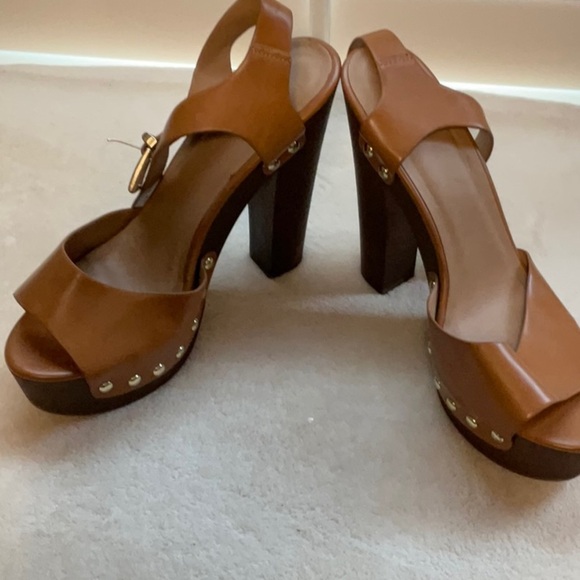 Chic Tan Women's Platform Sandals - Picture 5 of 7